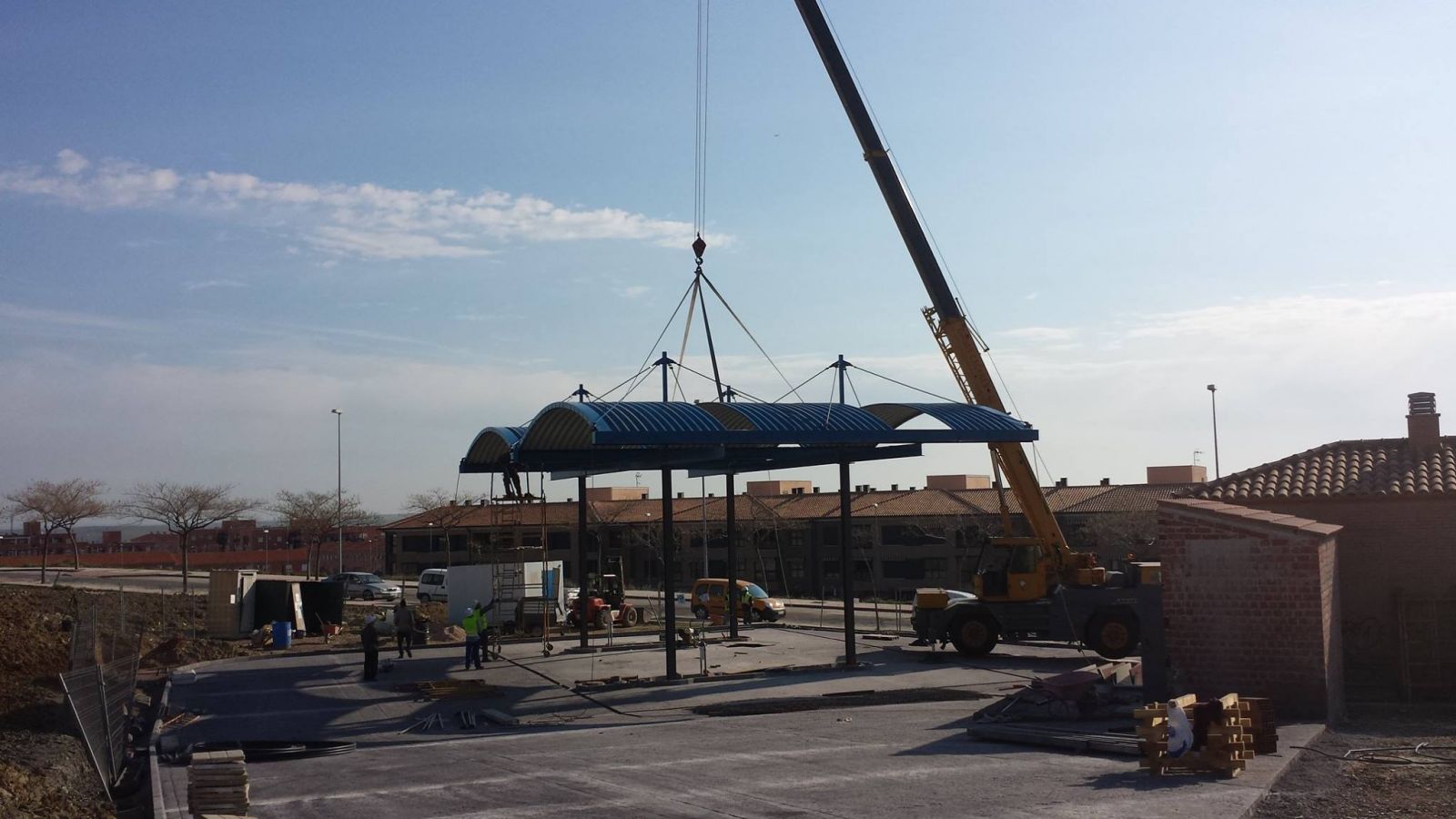 The self-supporting curved system INCO 70.4 has been chosen to protect from the weather the Petrogold petrol station in Cceres.
