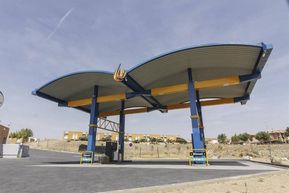 Sistema de cubierta curvada autoportante para la gasolinera Petrogold en Cceres (Espaa)