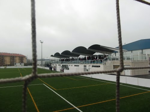 Sistema de cubierta curva autoportante para gradas de campo de futbol por INCOPERFIL