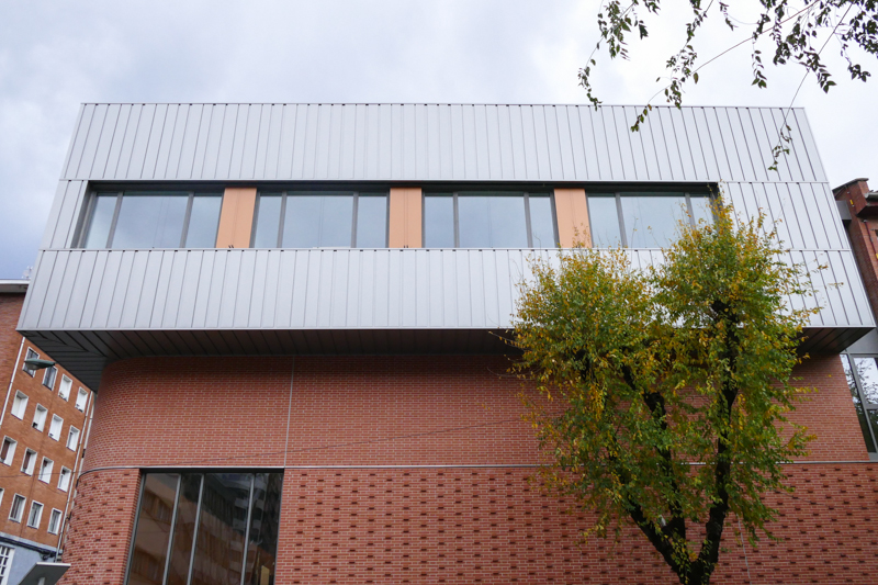 fachada ventilada incobends letezl en el colegio san adrian en bilbao by incoperfil color aluminio blanco