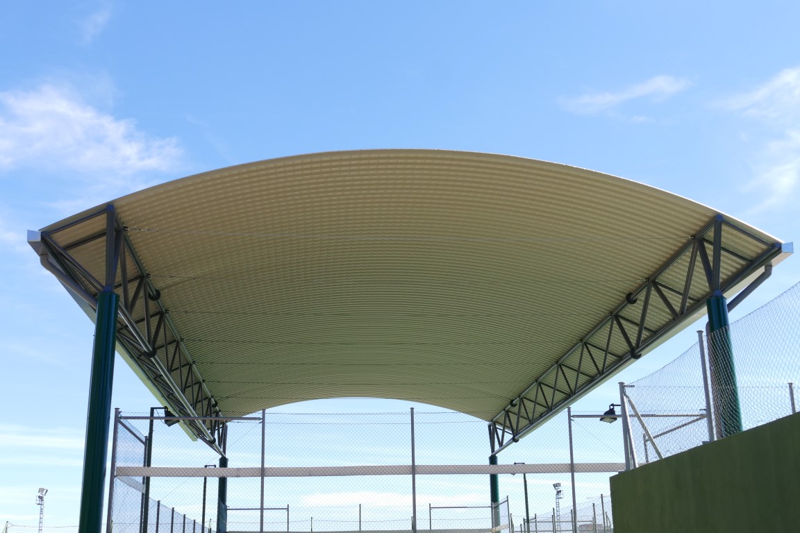 cubierta curvada autoportante INCO 70.4 para dos pistas de padel en el area recreativa del colegio de maristas en madrid by INCOPERFIL