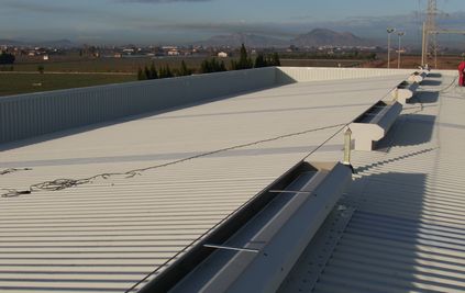 Lineal Ventilation G500B and fixed slats windows in a warehause in Aragon- Spain