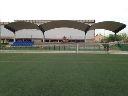 Couverture cintrée autoportante comme solution pour les gradins du terrain de football d'Alginet (Valencia) - Espagne