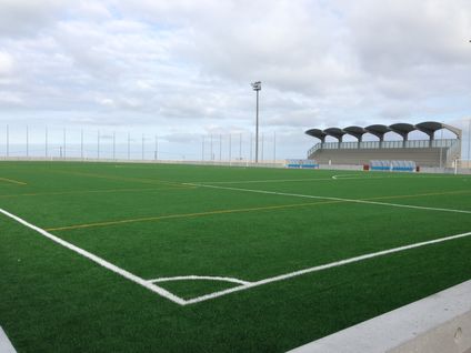 Cubierta curvada autoportante  para las gradas del campo de fútbol en Cueto  (Santander) - España