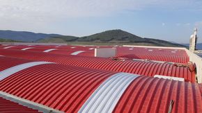 Cubierta curvada autoportante sandwich con estructura prefabricada de hormigón para la nueva fábrica de Escayescos  en Alcaudete (Jaén) - España