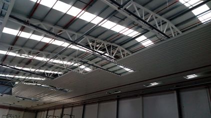 Falso techo con el perfil INCO 100.3 para la fábrica de SGR Global en Ibi, (Alicante) - España