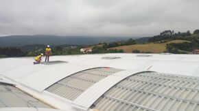 Couverture cintrée pour l'usine de fabrication de plateaux en plastique avec charpente en béton préfabriqué à Reocín (Cantabria) -Espagne